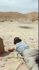 Il fait Exploser des Mines et se Reçoit une Pierre en Pleine Tête !