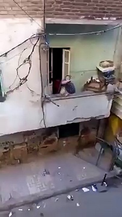 شي إيأسف شاهد إقتحام شباب لمنزل بالسيوف يحدث في مصر