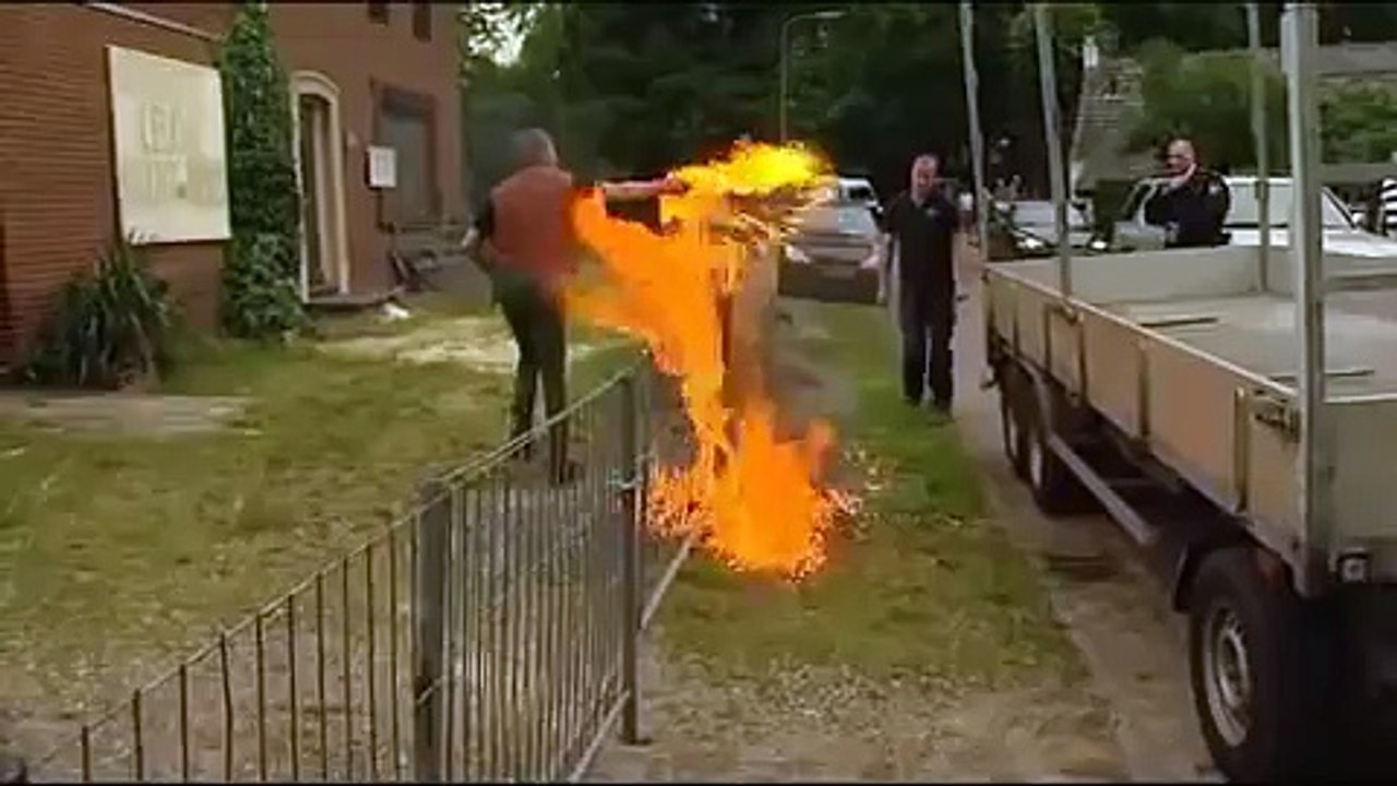 Man gooit molotovcocktails naar politie agenten.