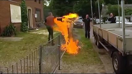 Man gooit molotovcocktails naar politie agenten.
