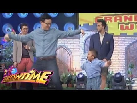 Ryan Bang, sumayaw ng Open the Door kasama ang Mini Ryan