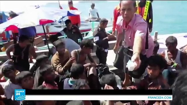 Indonesia escort ship carrying hundreds of illegal immigrants out of its territorial waters -إندونيسيا تقتاد سفينة تقل مئات المهاجرين غير الشرعيين إلى خارج مياهها الإقليمية