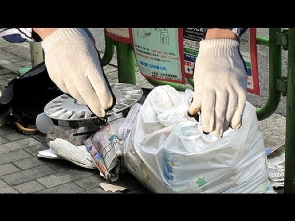 ゴミ収集員がゴミを不法投棄