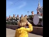 Маленький генерал: на репетиции парада Победы в Москве военные ответили на приветствие юного зрителя