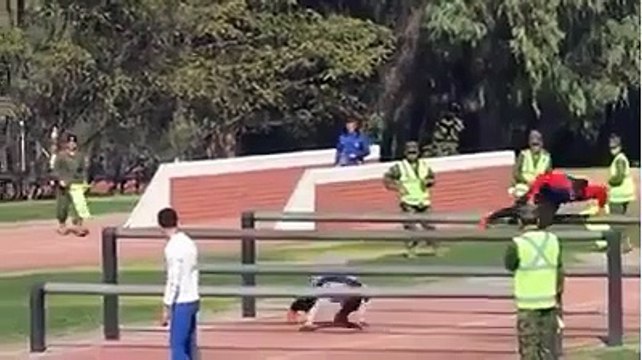 Des droles obstacles sur le terrain d'atletisme en Chilie.