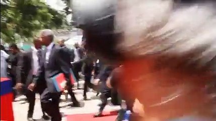 No comment, Francois Hollande rate une marche lors de sa visite en Haiti 12 mai.