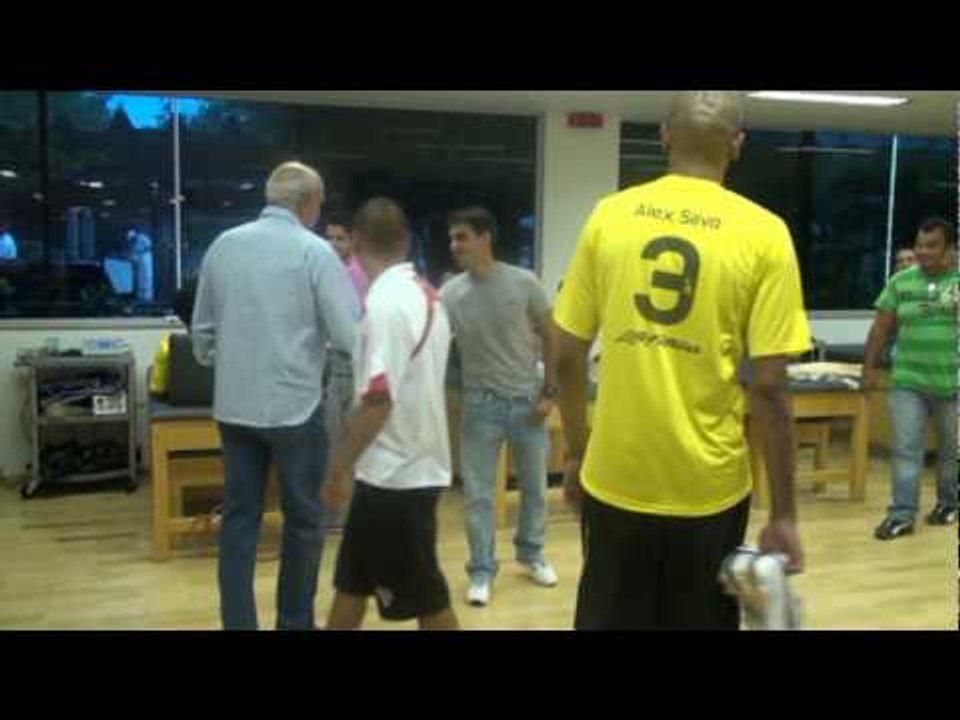 Cicinho chega ao CT