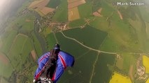 Gary Connery réussit le premier saut en wingsuit avec atterrissage sans parachute