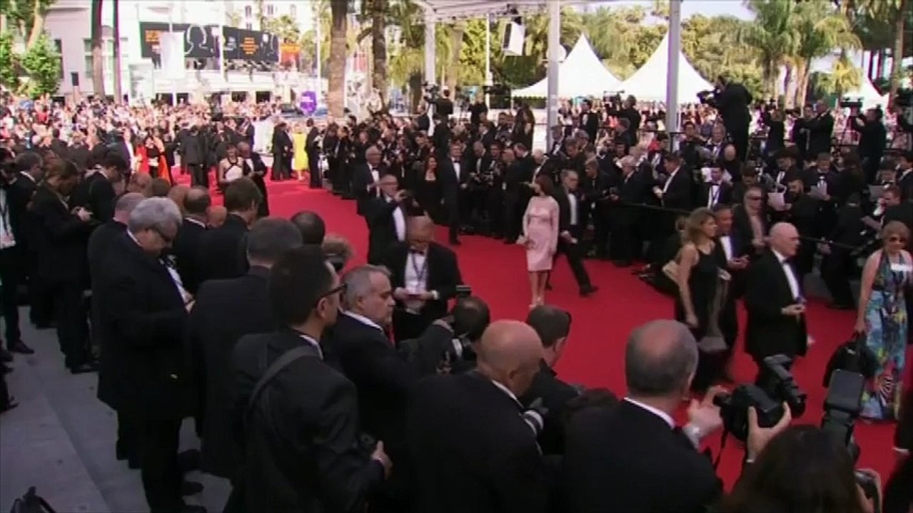 Les stars défilent sur le tapis rouge pour l'ouverture du Festival de Cannes