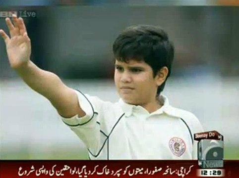 Wasim Akram Gives Bowling Tips to Sachin Tendulkar's Son in India