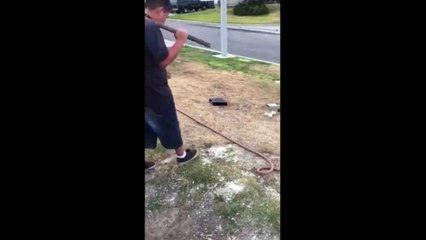 أب يجعل إبنه يكسر لعبته إكس بوكس بسبب رسوبه في الإمتحان