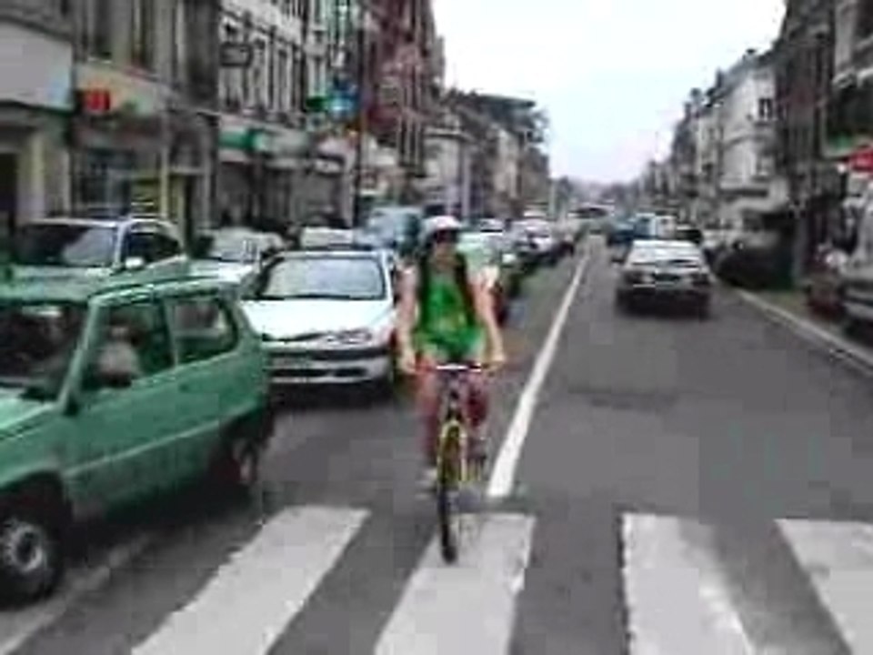 Défi folie vélo en string