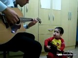 Minik Gitar Çalan Çocuk (Gitar Boy)