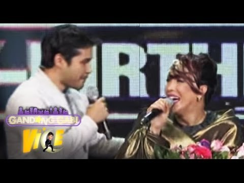 Atom Araullo surprises Vice Ganda with flowers