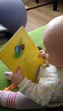 Маленький ребенок читает книгу-Small child reading a book