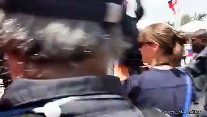 François Hollande rate une marche d'escalier