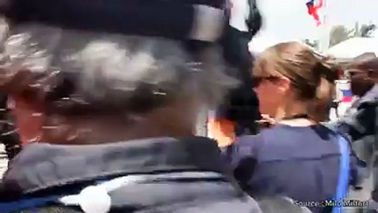 François Hollande rate une marche d'escalier