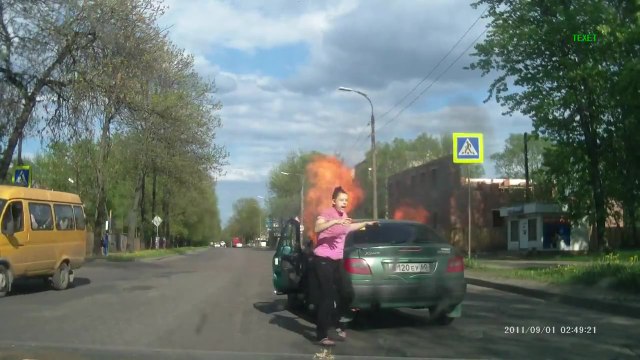 Femme fume en voiture avec une bouteille de gaz