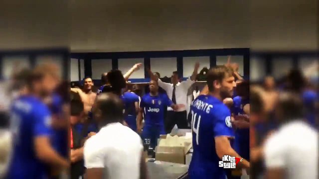 La célébration des joueurs de la Juventus dans le vestiaire après la victoire contre le Real Madrid