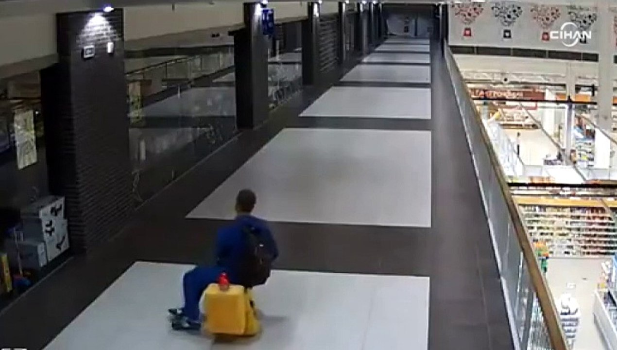 Bir gencin akülü aracı AVM’den çalması tıklama rekoru kırıyor