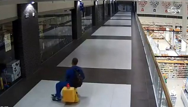 Bir gencin akülü aracı AVM’den çalması tıklama rekoru kırıyor