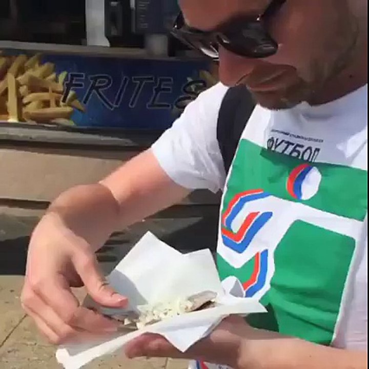 Il se fait voler son poisson par un goéland !