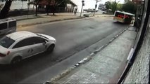 Üsküdar'da İett Otobüsüyle Otomobilin Çarpıştığı Feci Kaza Kamerada