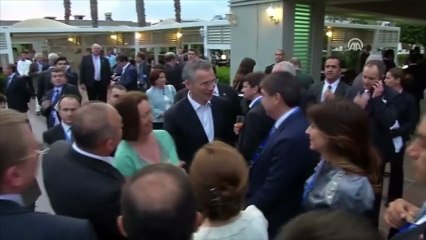 À un sommet de l'Otan, des ministres des Affaires étrangères chantent "We are the world"