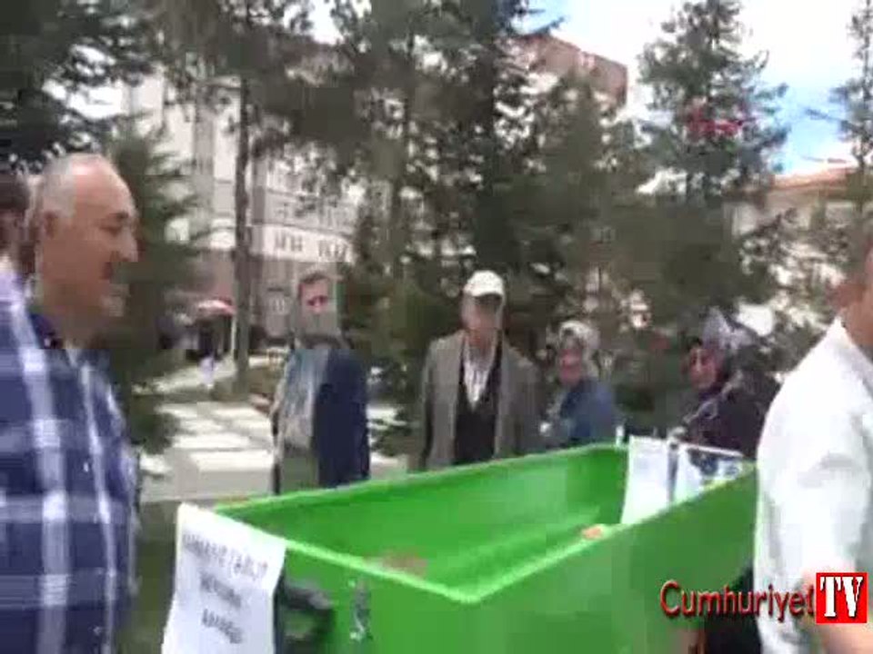 Tabut önünde 'selfie' çektiler