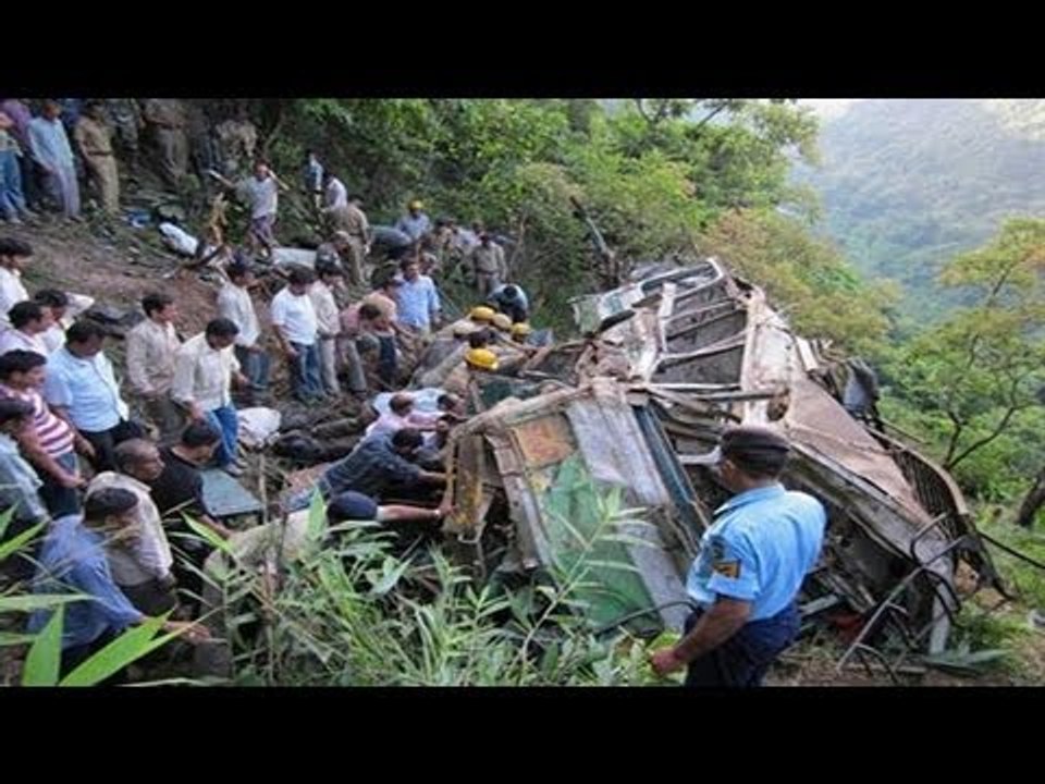 崖からバス１５０ｍ転落　印