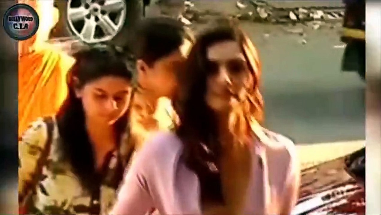 Bollywood's Oops Moments - Deepika Padukone, Alia Bhatt & MORE!