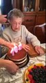 Veja o que acontece quando uma senhora de 102 anos tenta apagar as velhinhas do bolo