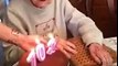 Veja o que acontece quando uma senhora de 102 anos tenta apagar as velhinhas do bolo