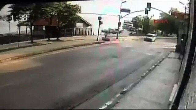 Üsküdar sahil yolunda İETT otobüsü ile bir otomobilin çarpışması