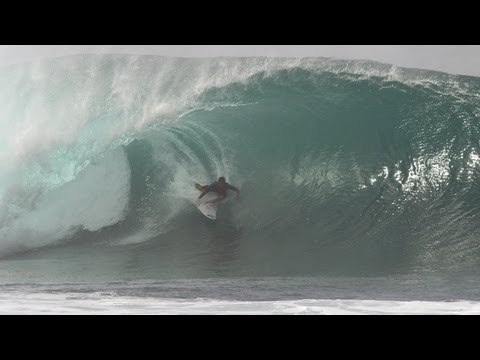 Huge Barrels and Horrendous Wipeouts in Hawaii