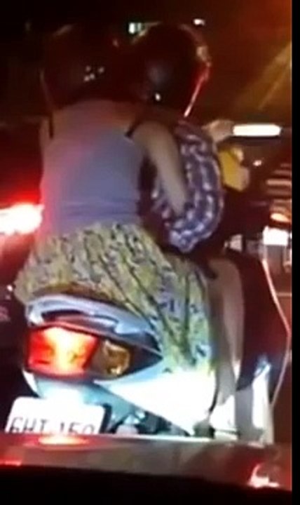 網友在街上拍攝一對情侶在機車上做愛做的事