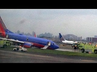 下载视频: Southwest Airlines nose gear failure on landing at LaGuardia Airport