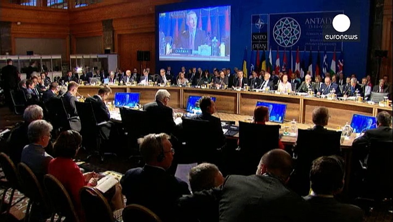 NATO-Minister singen und bekräftigen harte Linie gegenüber Moskau