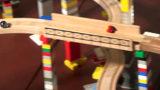 Une course de billes sur un circuit en bois