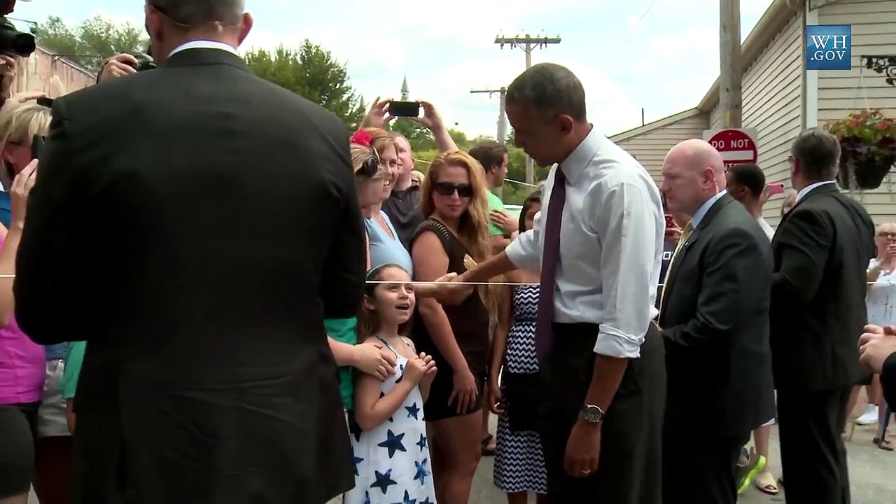 Obama Walks the Streets of Kansas City