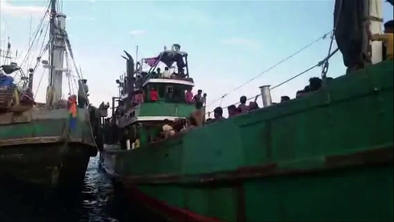 Imigrantes à deriva pedem ajuda na costa da Tailândia