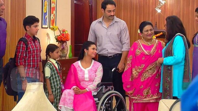 Ishita aka Divyanka Tripathi Stands on Her feet in Ye Hai Mohabbatein _ Star Plu (1)