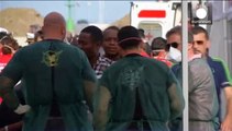 البحرية البريطانية تنقذ مئات المهاجرين غير القانونيين في البحر المتوسط
