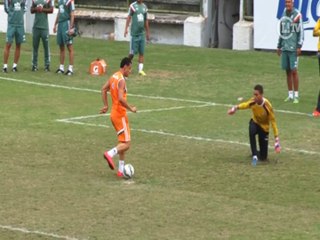 Fred rouba a cena com bolada dolorida, caneta e tentativa de golaço