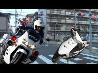 警察追跡のバイク　車と衝突