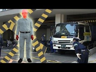ゴミ収集車に挟まれ男性死亡