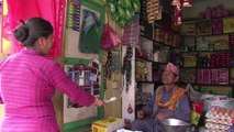 Nepalíes abandonan sus hogares