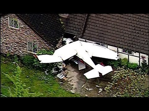 Small plane crashes into Washington house, two injured
