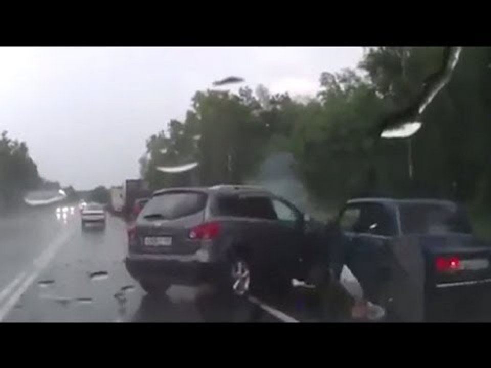Minivan crash: Children die in trailer hits car...