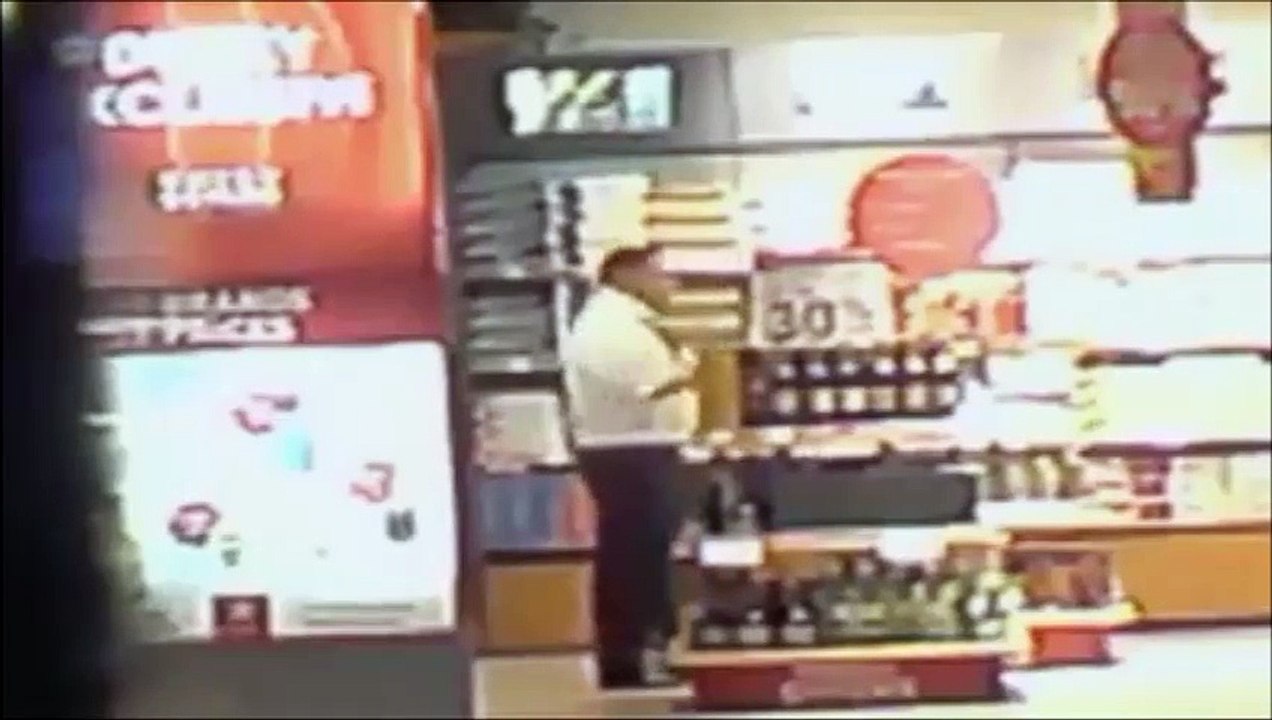 من يحاسب هؤلاء ومن يحمينا منهم أعوان الأمن يسرقون الخمر وويسكي من مطار منستير  لكم التعليق